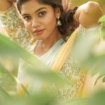Pranika Dhakshu Instagram - பல கவிதை எழுதுகிறேன் எதிலும் உன்நினைவுகளின் சாயல் இல்லாமல் முடிந்ததில்லை..!!!🦋🍃 Costumes - @kaarigai.sarees Photographer - @camerasenthil Makeup - @anjusartistry Shoot Organized by @rrajeshananda . . . #pranikadhakshu #zara #saree #sareelove #sareelover #sareefashion #sareelovers #traditional #trending #style #look