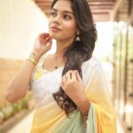 Pranika Dhakshu Instagram - பல கவிதை எழுதுகிறேன் எதிலும் உன்நினைவுகளின் சாயல் இல்லாமல் முடிந்ததில்லை..!!!🦋🍃 Costumes - @kaarigai.sarees Photographer - @camerasenthil Makeup - @anjusartistry Shoot Organized by @rrajeshananda . . . #pranikadhakshu #zara #saree #sareelove #sareelover #sareefashion #sareelovers #traditional #trending #style #look