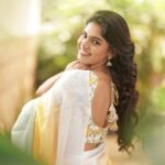 Pranika Dhakshu Instagram - தொடுதிரையில் அவள் முகம் இயல்பாகவே அரும்புகிறது இதழில் குறுநகை…!!! 🦋🍃 Costumes - @kaarigai.sarees Photographer - @camerasenthil Makeup - @anjusartistry Shoot Organized by @rrajeshananda . . . #pranikadhakshu #zara #saree #sareelove #sareelover #sareefashion #sareelovers #traditional #trending #style #look
