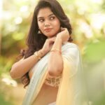 Pranika Dhakshu Instagram - தொடுதிரையில் அவள் முகம் இயல்பாகவே அரும்புகிறது இதழில் குறுநகை…!!! 🦋🍃 Costumes - @kaarigai.sarees Photographer - @camerasenthil Makeup - @anjusartistry Shoot Organized by @rrajeshananda . . . #pranikadhakshu #zara #saree #sareelove #sareelover #sareefashion #sareelovers #traditional #trending #style #look