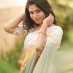 Pranika Dhakshu Instagram - தொடுதிரையில் அவள் முகம் இயல்பாகவே அரும்புகிறது இதழில் குறுநகை…!!! 🦋🍃 Costumes - @kaarigai.sarees Photographer - @camerasenthil Makeup - @anjusartistry Shoot Organized by @rrajeshananda . . . #pranikadhakshu #zara #saree #sareelove #sareelover #sareefashion #sareelovers #traditional #trending #style #look