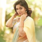 Pranika Dhakshu Instagram - தொடுதிரையில் அவள் முகம் இயல்பாகவே அரும்புகிறது இதழில் குறுநகை…!!! 🦋🍃 Costumes - @kaarigai.sarees Photographer - @camerasenthil Makeup - @anjusartistry Shoot Organized by @rrajeshananda . . . #pranikadhakshu #zara #saree #sareelove #sareelover #sareefashion #sareelovers #traditional #trending #style #look