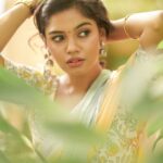 Pranika Dhakshu Instagram - பல கவிதை எழுதுகிறேன் எதிலும் உன்நினைவுகளின் சாயல் இல்லாமல் முடிந்ததில்லை..!!!🦋🍃 Costumes - @kaarigai.sarees Photographer - @camerasenthil Makeup - @anjusartistry Shoot Organized by @rrajeshananda . . . #pranikadhakshu #zara #saree #sareelove #sareelover #sareefashion #sareelovers #traditional #trending #style #look