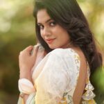 Pranika Dhakshu Instagram - தொடுதிரையில் அவள் முகம் இயல்பாகவே அரும்புகிறது இதழில் குறுநகை…!!! 🦋🍃 Costumes - @kaarigai.sarees Photographer - @camerasenthil Makeup - @anjusartistry Shoot Organized by @rrajeshananda . . . #pranikadhakshu #zara #saree #sareelove #sareelover #sareefashion #sareelovers #traditional #trending #style #look