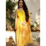 Preeti Verma Instagram - चल तेरे इश्क़ में पड़ जाते हैं..💛