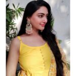 Preeti Verma Instagram - चल तेरे इश्क़ में पड़ जाते हैं..💛