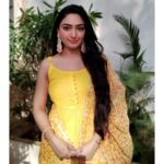 Preeti Verma Instagram - चल तेरे इश्क़ में पड़ जाते हैं..💛