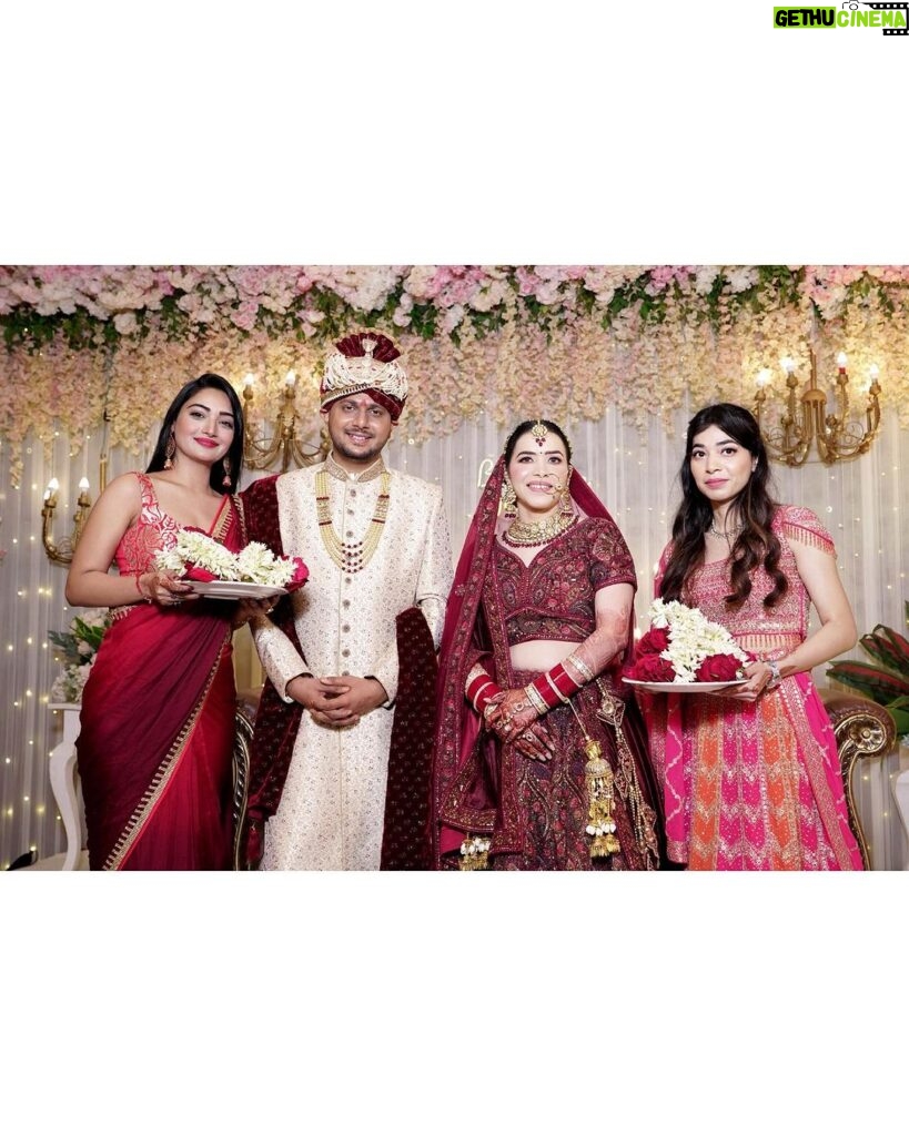 Preeti Verma Instagram - 🌹🌹🌹🌹 #bro #bhabie #sisters #jaimala #marriage #function #family @rish.v147 @dream3226 Dreamz Inn & Suites Hotel - Zirakpur, Chandigarh