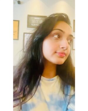 Preeti Verma Instagram - All about last Saturday🫰
@manishachowdhury96 
#newpost #post #pics #nomakeuplook #makeuplook #blackdress #curlyhairstyles #lvbag #skyblue #mumbai #friends #weekend #dayout #party