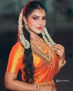 Preety Kongana Instagram - লক্ষ্মী পূজাৰ শুভকামনা যাচিলো ….. 🙏🏻♥️🙏🏻

Make up artist promotional shoot for my Darling duos @bapankalitakalita & @mkup_artist_susmita 😘😘
Well done my dear sweethearts 👏👏♥️♥️

Amazing photography by @nip_jyoti_barman_photography ♥️