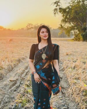 Preety Kongana Instagram - বিহু বুলি টিহুৰ ঘৰলৈ আহিছো । আপোনালোক সকলো চাগে বৰ্তমান নিজৰ নিজৰ পৰিয়ালৰ সৈতে ব্যস্ত হৈ আছে। আপোনালোক সকলোলৈকে  ভোগালী বিহুৰ হিয়াভৰা ওলগ জনালোঁ।

Bhogali Bihu Wishes to You All 🙏🏻