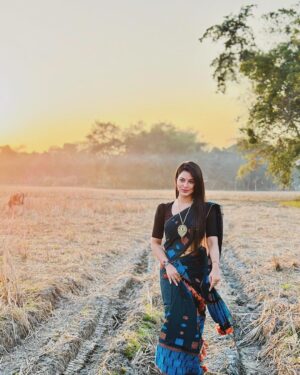 Preety Kongana Instagram - বিহু বুলি টিহুৰ ঘৰলৈ আহিছো । আপোনালোক সকলো চাগে বৰ্তমান নিজৰ নিজৰ পৰিয়ালৰ সৈতে ব্যস্ত হৈ আছে। আপোনালোক সকলোলৈকে  ভোগালী বিহুৰ হিয়াভৰা ওলগ জনালোঁ।

Bhogali Bihu Wishes to You All 🙏🏻