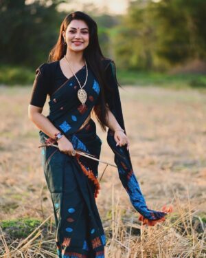 Preety Kongana Instagram - বিহু বুলি টিহুৰ ঘৰলৈ আহিছো । আপোনালোক সকলো চাগে বৰ্তমান নিজৰ নিজৰ পৰিয়ালৰ সৈতে ব্যস্ত হৈ আছে। আপোনালোক সকলোলৈকে  ভোগালী বিহুৰ হিয়াভৰা ওলগ জনালোঁ।

Bhogali Bihu Wishes to You All 🙏🏻