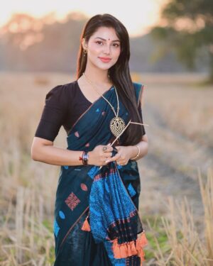 Preety Kongana Instagram - বিহু বুলি টিহুৰ ঘৰলৈ আহিছো । আপোনালোক সকলো চাগে বৰ্তমান নিজৰ নিজৰ পৰিয়ালৰ সৈতে ব্যস্ত হৈ আছে। আপোনালোক সকলোলৈকে  ভোগালী বিহুৰ হিয়াভৰা ওলগ জনালোঁ।

Bhogali Bihu Wishes to You All 🙏🏻