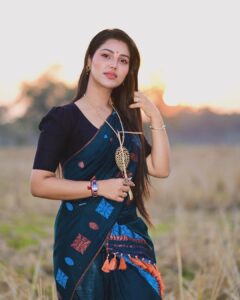 Preety Kongana Instagram - বিহু বুলি টিহুৰ ঘৰলৈ আহিছো । আপোনালোক সকলো চাগে বৰ্তমান নিজৰ নিজৰ পৰিয়ালৰ সৈতে ব্যস্ত হৈ আছে। আপোনালোক সকলোলৈকে ভোগালী বিহুৰ হিয়াভৰা ওলগ জনালোঁ। Bhogali Bihu Wishes to You All 🙏🏻