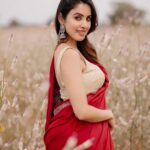 Priyanka KD Instagram - No need for caption ….. #priyankakholgade #instagram #instagood #instadaily #photography #photooftheday #photo #photoshoot #saree #sareelove #sareelover #sareefashion #redsaree #love #lifestyle #mumbai #maharashtra