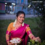 Priyankha Masthani Instagram – நாணத்திற்கு விடுதலை
கொடுத்தேன் வளையல்களும்
தலைக் கவிழ்ந்தது🤍

Pc:- @studiofilmer
Outfit:- @the_apparelstores 
Makeover:- @rashi__makeupartist 
Bangles:- @sdk_bangles Salem, Tamilnadu