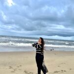 Pujita Ponnada Instagram - Snuck out to the beach for a few mins between shots to enjoy the weather, it was totally worth it! 😌🌊 📸 @chnani_999 #pujitaponnada #rainyday #beach #shootdiaries Muttukadu