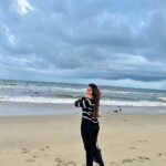 Pujita Ponnada Instagram - Snuck out to the beach for a few mins between shots to enjoy the weather, it was totally worth it! 😌🌊 📸 @chnani_999 #pujitaponnada #rainyday #beach #shootdiaries Muttukadu