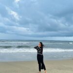 Pujita Ponnada Instagram - Snuck out to the beach for a few mins between shots to enjoy the weather, it was totally worth it! 😌🌊 📸 @chnani_999 #pujitaponnada #rainyday #beach #shootdiaries Muttukadu