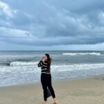 Pujita Ponnada Instagram - Snuck out to the beach for a few mins between shots to enjoy the weather, it was totally worth it! 😌🌊 📸 @chnani_999 #pujitaponnada #rainyday #beach #shootdiaries Muttukadu