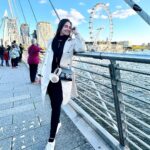Pujita Ponnada Instagram - Weekends exploring places >>>> #pujitaponnada #ukdiaries #london #travel Golden Jubilee Bridge, London