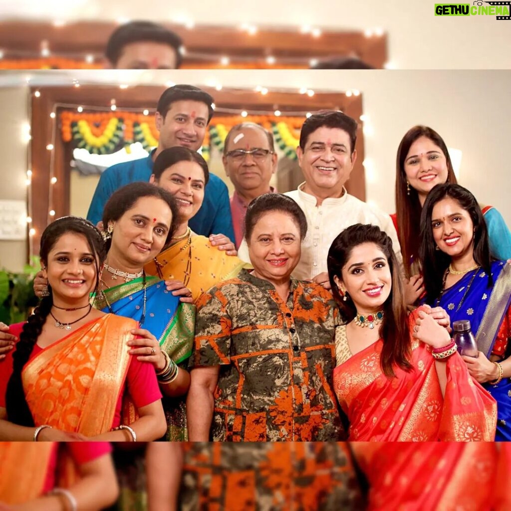 Purneima Day Instagram - ✨Happy Diwali from us to you ✨ . #kunyarajachigaturani #StarPravah . PC @dsk0911 . @vrinda_gajendra @sharvari_jog @savita_malpekar @rasshmijoshii @priyankanar_2 @neeta_pendse @manojtakne @amoghchandan Mumbai, Maharashtra