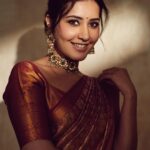 Raashi Khanna Instagram – In a world of trends, my heart belongs to sarees ♥️
#timeless

Makeup @makeupbyshefali.s 
Hair @zoequiny.hair 
Jewelery @tritiyaa.jewellery
📸 @ishan.n.giri