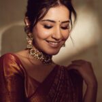 Raashi Khanna Instagram – In a world of trends, my heart belongs to sarees ♥️
#timeless

Makeup @makeupbyshefali.s 
Hair @zoequiny.hair 
Jewelery @tritiyaa.jewellery
📸 @ishan.n.giri