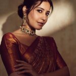 Raashi Khanna Instagram – In a world of trends, my heart belongs to sarees ♥️
#timeless

Makeup @makeupbyshefali.s 
Hair @zoequiny.hair 
Jewelery @tritiyaa.jewellery
📸 @ishan.n.giri