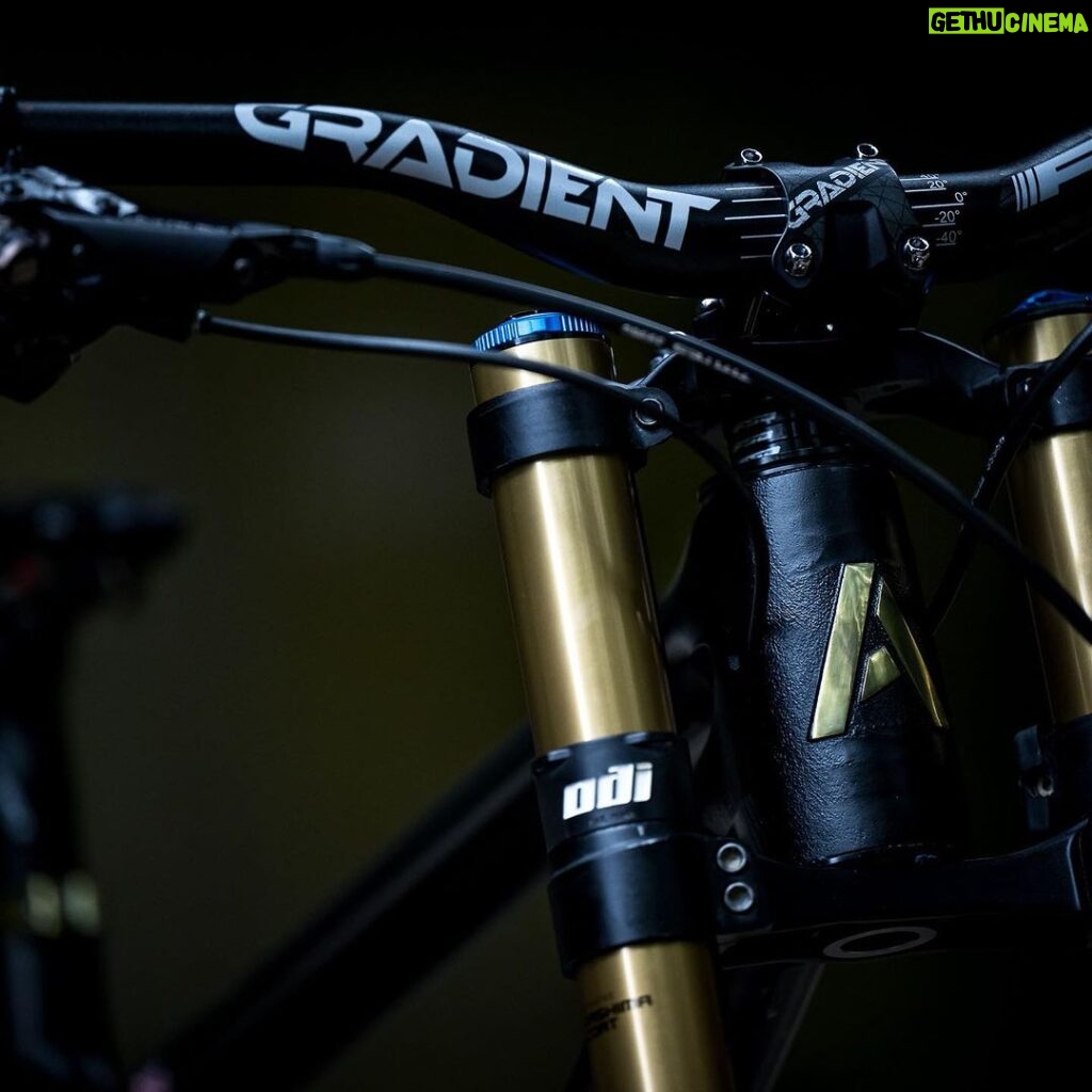 Rachel Atherton Instagram - Stealth Mode 🥷Engaged! Black & Gold, baby 🖤 HOW sick does this look?! To see the anodised gold A on this bike means so much🖤 thank you crew @athertonbikes, all of you, @athertonracing for doing this 🖤🖤🖤 🥷 My first “colour” on an atherton bike & we went gold 👌 we pour all the energy of our small team into actually making these bikes for customers & us racers, and making them damn good! so colour has taken a back seat for the first few years, this means a lot 🖤😮‍💨💪 @nathhughesphoto UCI World Championships