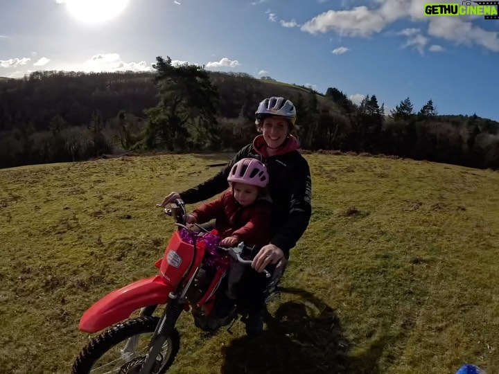 Rachel Atherton Instagram - Special times ✊ She loves anything with wheels so much! 🥰 🙏🏽 it’s so awesome sharing our hobbies with arna, what a dream ❤🌙🐣 @gopro @goprouk