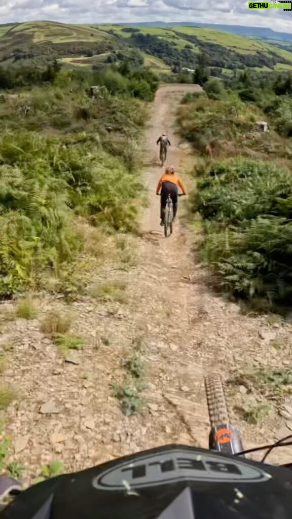 Rachel Atherton Instagram - Chillersssss 😍 good times with @brendog1 @dan_atherton 🖤🖤🖤 Few laps today @dyfibikepark , the shoulders feeling loads better but still a bit unstable in certain moves, just gonna live with it for a while & enjoy riding without the pressure ❤🖤❤🖤❤🖤❤🖤 thanks for all your advice & comments last week, it really helps me & the support of this community in tough times is always great 👍👍 @gopro #hero11black #mtb