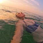 Rachel Atherton Instagram - ❤️floating, stillness, waves with my girl. ❤️❤️❤️ @gopro @goprouk @visitwales