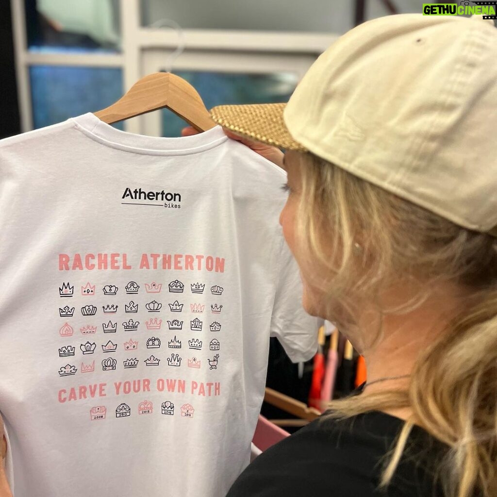 Rachel Atherton Instagram - My T- Shirt re-stock 🥰🥺😝You guys seemed to Love them at Fort William which was so rad ❤ 40 wins Band Style // or 40 crowns Adult & kids ❤ we’ve finally ordered more sizes & you can find them on the @athertonbikes website under “Gear” Link in bio ✌ @dora_rgb helped design these and I love them ❤ Felt weird to make a T shirt blowing my own trumpet but then I just thought, YOLO 😂 Thanks so much Dora, for creating the crown 👑 vibe so perfectly ❤👑❤🌈 If you order now they should be with you before CRIMBO / Christmas ❤ Carve your own path.