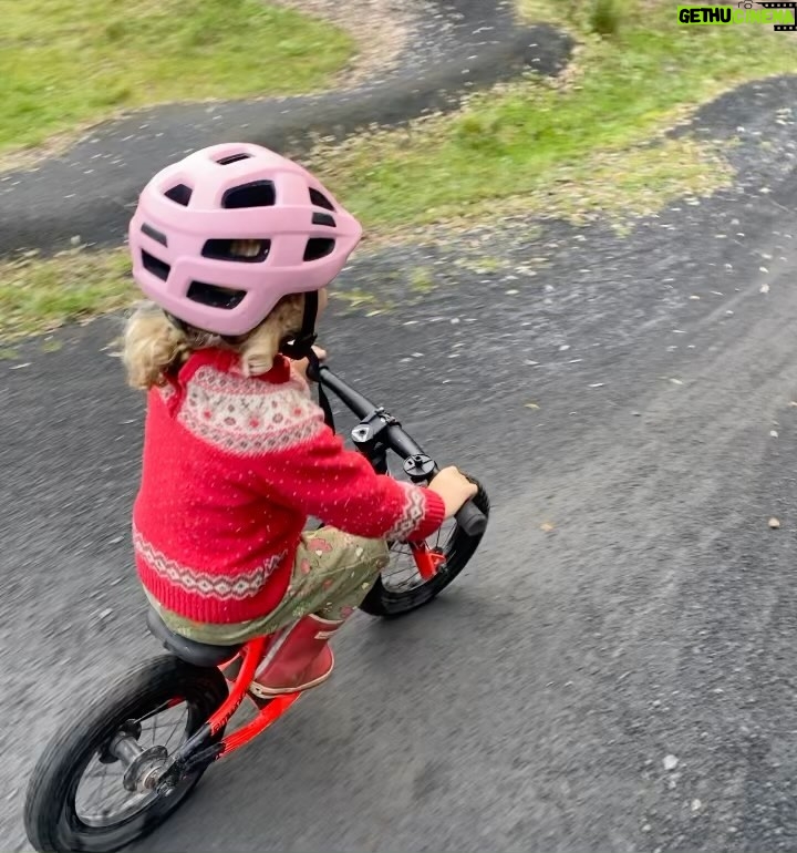 Rachel Atherton Instagram - 2 days filming with @redbullbike for Race Tapes series2…. Felt Pretty strange to suddenly switch back on my “world cup” racer brain after a few months out of the loop! 🤪 I’m so grateful to be able to tell my personal mum story….. even if it is super hard to juggle it all, mums can do anything we WANT to do, that is the KEY I have realised the last 2 years…. What do you WANT to do… not feel pressured or expected to do. Listen to your instincts, always! ❤❤❤🌈🌈🌈 Thanks @moonhead_media @boomboxgroup @clayporter @louiscitadelle @redbullbike for being chill 👌 Machynlleth
