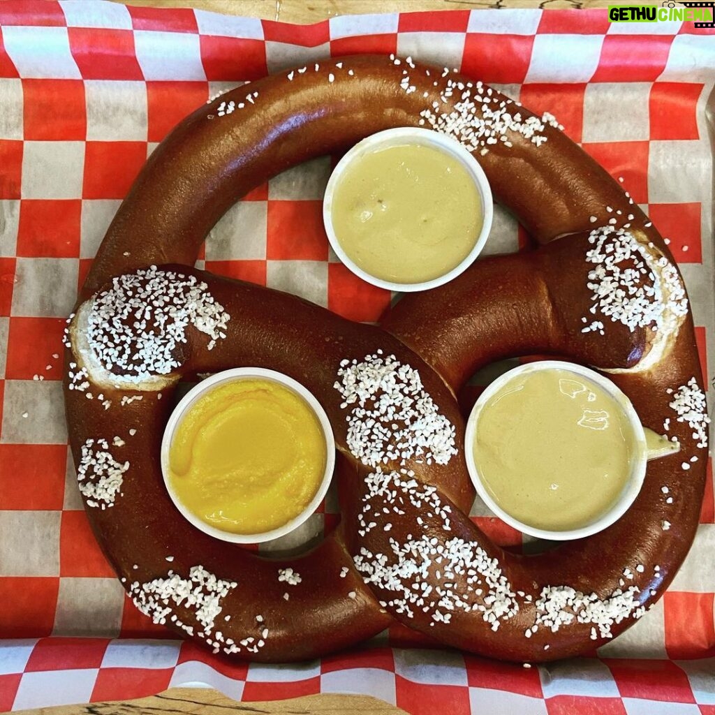 Rachel Nichols Instagram - Travel days are always cheat days. This pretzel is as big as my head…