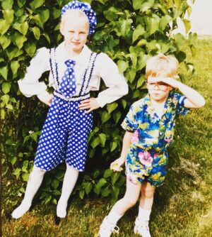 Rachel Nichols Instagram - I’m just gonna leave this #tbt right here…
#myfirstdancerecital
#hawaiianleisuresuit
#strikeapose 
@hunterjamesnick
