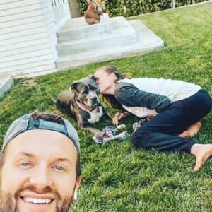 Rachel Nichols Instagram - Why does @lolo_gurl make receiving kisses look like torture? 😂🙄😑. Thanks for the pic, @paulmichaelrahn - please come back soon!