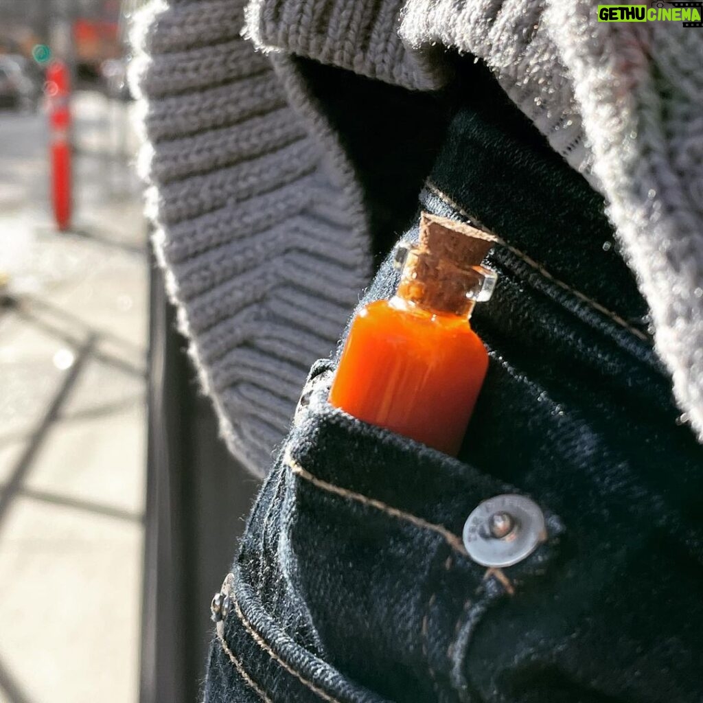 Rachel Nichols Instagram - I finally found out what those tiny pockets in jeans are for: tiny bottles of special hot sauce gifted to you by your hot-sauce-making brunch-bartender! 📷credit: @annalovelys - aka brunch date bestie.