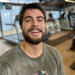 Rafael Vitti Instagram - Melhor sensação!!! Hoje vim sem a menor vontade, despertador tocou 5:40h , chovendo, caminha tava boa demais…. Maaaaasss, levantei e não deixei a peteca cair!! Agora tô aqui, feliz por ter feito isso por mim. 8:30h da manhã e eu já me sinto um vencedor 😂 desafiar-se e conseguir manter o foco, não tem preço. Saúde e qualidade de vida !!! ✨🙏🏼 agradecer meu amigo, parceiro demais pra qualquer parada @jgiordanoo , que fecha cmg nesses objetivos! Obrigado 🫶🏼 Agora correr pra gravação da novela, cheio de gás e disposição 🙏🏼✨