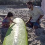 Rafael Vitti Instagram - Ontem tivemos uma manhã incrível!! Água cristalina, solzinho gostoso, acompanhado da minha filhota. Ainda ajudou a passar parafina na prancha que o @pitasi_igor me emprestou pra essa queda ♥️ Obrigado meu brother!! Foi demais esse encontro! Fotos de surf : @claudio_monteiro50 Posto 3,5 - Praia da Barra