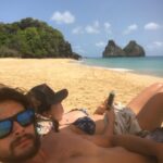 Rafael Vitti Instagram - 30 anos com carinha de 25. 😂😂 Te amo meu amor da minha vida. Feliz aniversário!!! Que possamos viver muitos e muitos anos de alegrias e vitórias juntos. Desejo tudo que há de melhor nesse mundo pra tu , minha gatona. Não Fica bolada com as imagens que eu escolhi pra esse post, pq quem ama posta e é isso que importa. 🫶🏼♥️ #AniverDoMozão #40daTata