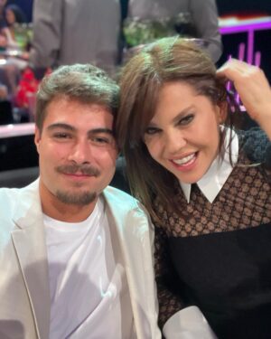 Rafael Vitti Instagram - Noite mais do que especial no #MelhoresDoAno, prestigiando meu amor que concorreu na categoria melhor humorista e também representando nossa amada novela Além da Ilusão, na categoria Melhor Novela, junto com nosso diretor artístico @luizhrios , nossa autora diva @alessandrapoggiautora , nosso gerente de produção @mauricio_quaresma_  e @barbararaquelpaz ,que dispensa apresentações 

✨🍀♥️♥️♥️
