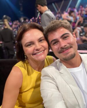 Rafael Vitti Instagram - Noite mais do que especial no #MelhoresDoAno, prestigiando meu amor que concorreu na categoria melhor humorista e também representando nossa amada novela Além da Ilusão, na categoria Melhor Novela, junto com nosso diretor artístico @luizhrios , nossa autora diva @alessandrapoggiautora , nosso gerente de produção @mauricio_quaresma_  e @barbararaquelpaz ,que dispensa apresentações 

✨🍀♥️♥️♥️