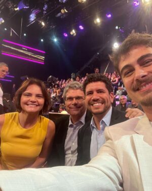 Rafael Vitti Instagram - Noite mais do que especial no #MelhoresDoAno, prestigiando meu amor que concorreu na categoria melhor humorista e também representando nossa amada novela Além da Ilusão, na categoria Melhor Novela, junto com nosso diretor artístico @luizhrios , nossa autora diva @alessandrapoggiautora , nosso gerente de produção @mauricio_quaresma_  e @barbararaquelpaz ,que dispensa apresentações 

✨🍀♥️♥️♥️