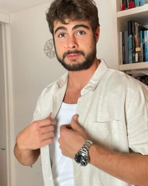 Rafael Vitti Instagram - Pedi pra Tata fazer umas fotos minhas ontem, antes da gente sair. E posso confirmar que como fotógrafa você é uma excelente comediante, meu amor. 
Ce tava com raiva de mim? 
😂🫶🏼♥️ @tatawerneck