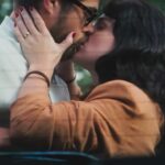 Rafael Vitti Instagram – #TERRAEPAIXÃO 📺 Hélio e Petra estão cada vez mais envolvidos um com o outro e o primeiro beijo dos dois acabou rolando! 🥰 O que vocês acham deles juntos? 🧡