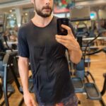 Rafael Vitti Instagram - Aquela manhã cheia de saúde e suor!! Almocinho balanceado e colorido. Ainda deu tempo de levar a pequena na aula, suado mesmo. Mais tarde tem gravação madrugada a dentro 🎬💪🏽🔪 Lindo dia!!! ✨
