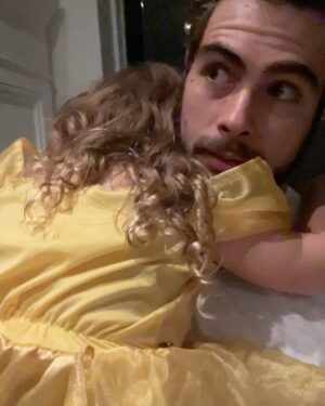 Rafael Vitti Instagram - Folguinha de respeito! Tarde com meu amigo @duduazevedo e meu amor @tatawerneck , que tá melhorando nas fotos. E pra fechar , fim de tarde com a clara e os amiguinhos da escola. Pra variar a princesa chega exausta e já adormecida, vai pra cama sem banho mais uma vez.
